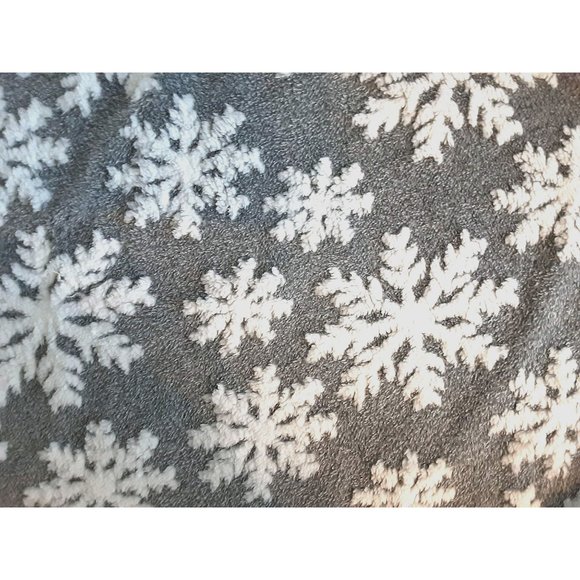 Gray Snowflake Fleece Christmas Tree Skirt, Stocking & Pillow Cover Set Festive - Picture 4 of 5